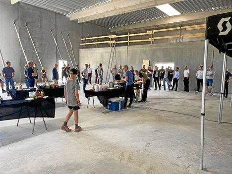 I det 1270 kvadratmeter store byggeri, hvor der ved rejsegildet blev serveret pølser, øl og vand, bliver der fra engang i efteråret indrettet showroom, lager og værksted for Støvring Cykler og den tilhørende webshop smartcykler.dk Privatfoto