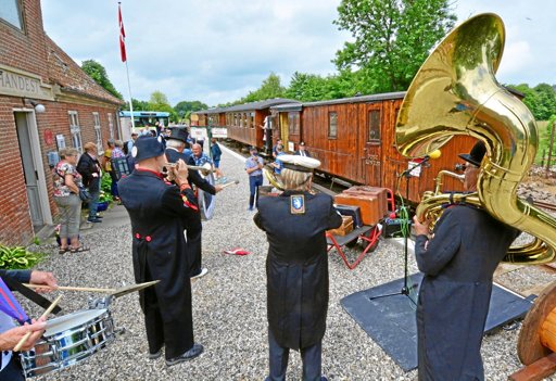 I alt cirka 300 rejsende steg i forbindelse med kuffertdagen på veterantoget i enten Handest eller Mariager. Privatfoto