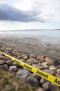 Nogle borgere har sat asbest-strimler op ved kysten for at gøre andre borgere, der går tur ved vandet, opmærksomme på de farlige plader. Foto: Thomas Lee Christensen