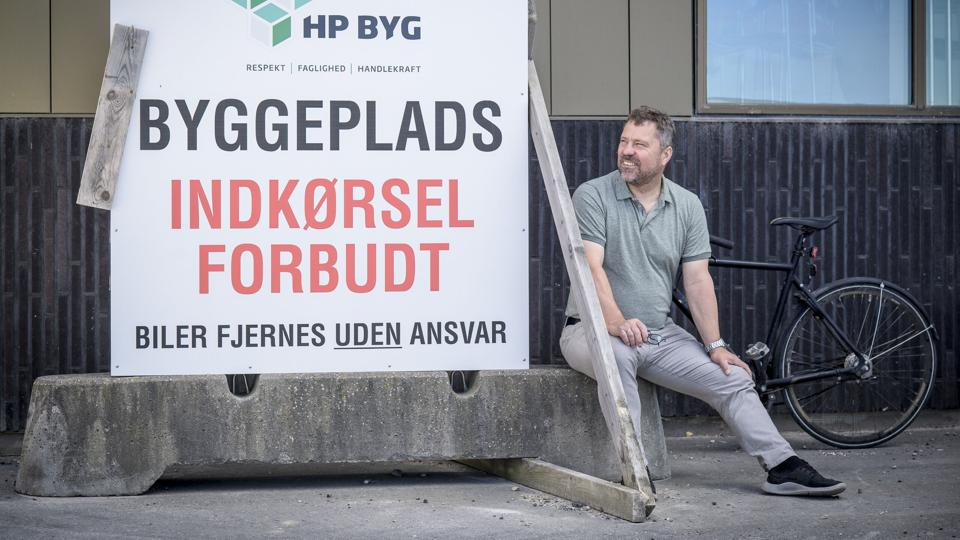 Henrik Petersen, direktør i HP Byg i Aalborg, har murere, der tjener op til 360 kroner i timen på en akkord. Foto: Martin Damgård