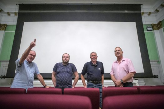 Fire frivillige, der gerne vil have Hobro Theater med i det store kulturprojekt på Store Torv. Fra venstre Preben Christensen, Peter Rubjerg, Ole Mejlstrup og Klaus Aaboe Simonsen. Foto: Martin Damgård