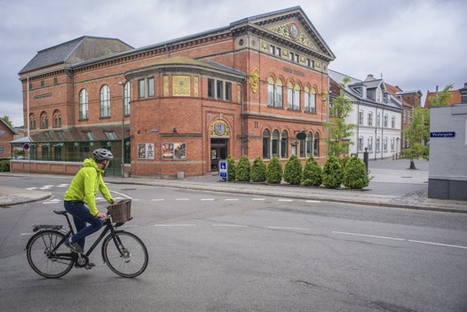 Hobro Theater ligger markant op ad Store Torv. Kun den hvide bygning, Adelgade 30, adskiller teatret og de matrikler, der er tiltænkt et nyt kultur- og rådhus. Foto: Martin Damgård