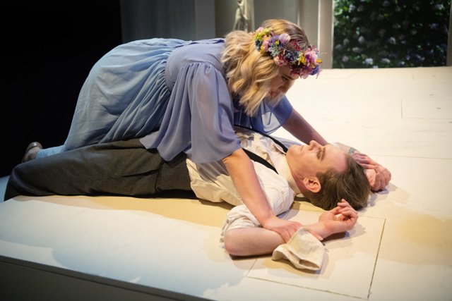 Strindbergs Frøken Julie handler om begær, magt, klasse og køn - 8. maj er der premiere på Vendsyssel Teater. Godsejerens datter finder sammen med tjeneren Jean, men konventioner og skam spænder ben for drømmene.