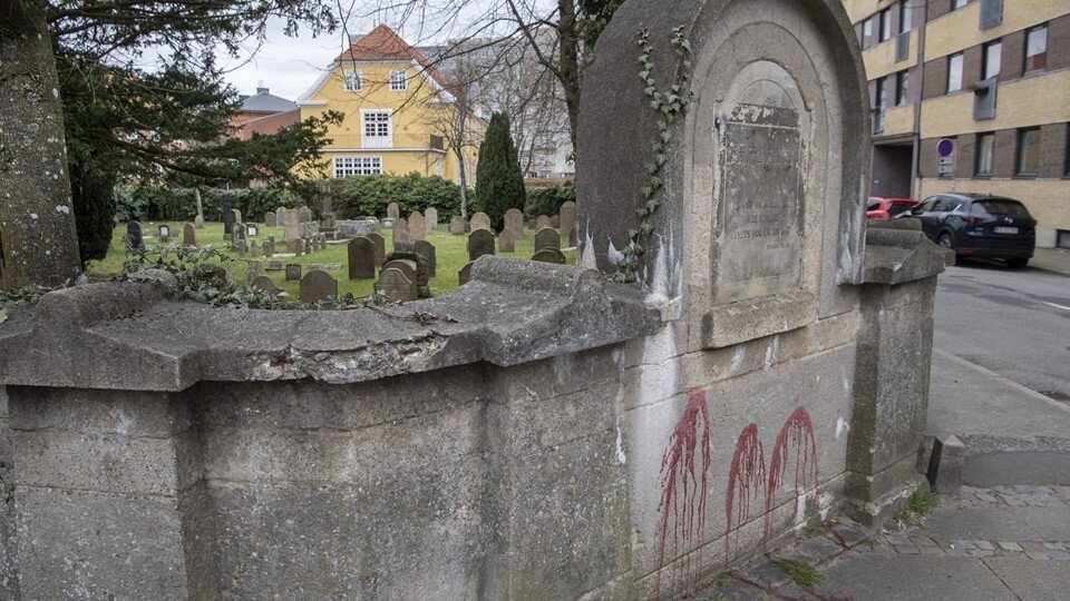 Væggen ved den jødiske kirkegård i Aalborg blev udsat for hærværk . Arkivfoto: Henrik Louis