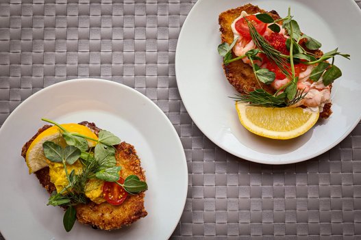 Nederst er det pandestegt rødspættefilet med hjemmelavet remoulade og citron, øverst versionen med rejer. Foto: Jakob Kanne Bjerregaard