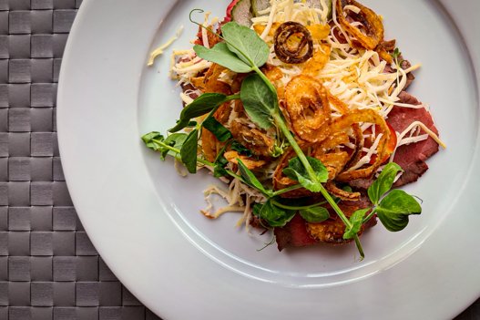 Klassisk roastbeef med hjemmelavet remoulade, friterede løg, peberrod og hjemmesyltet agurkesalat. Foto: Jakob Kanne Bjerregaard