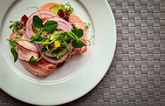 Slagterens hjemmelavede rullepølse med rødløg, karse og hjemmelavet portvinssky. Foto: Jakob Kanne Bjerregaard