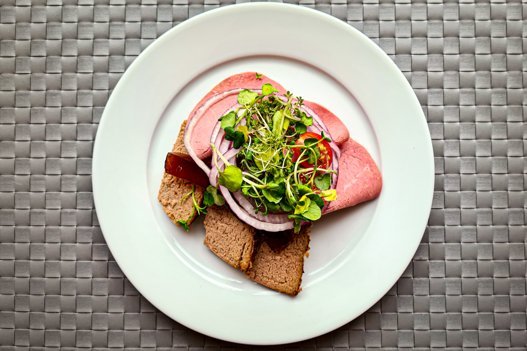 Dyrlægens natmad med hjemmelavet leverpostej, saltkød, rødløg og hjemmelavet portvinssky. Foto: Jakob Kanne Bjerregaard