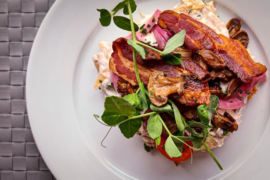 Hjemmelavet hønsesalat med ristet lyst brød, ristede svampe, syltede rødløg og sprødt røget bacon. Foto: Jakob Kanne Bjerregaard