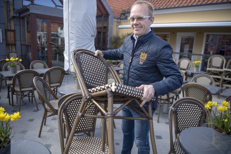 Ejer Jakobs Café i Skagen, Jakob Sund, tøver med at åbne op for udendørsservering 21. april. Foto: Henrik Louis <i>Foto:Henrik Simonsen</i>