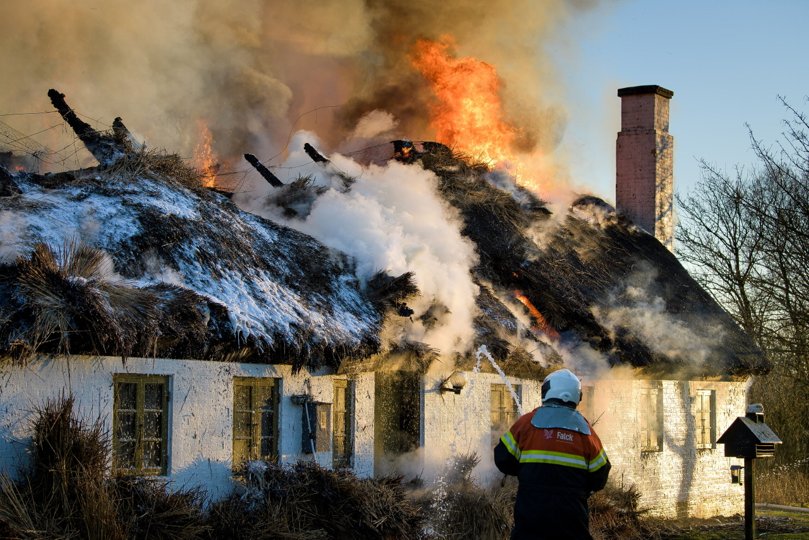 Flammer stod op fra taget i det stråtækte hus onsdag aften. Foto: Bo Lehm <i>Bo Lehm</i>