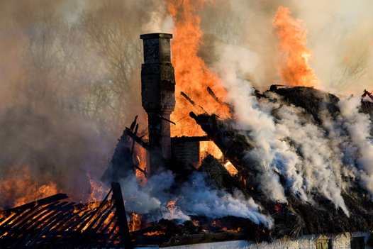 Brand i stråtækt ejendom ved Solbjerg på Mors, Knudebro.
Foto: Bo Lehm <i>Bo Lehm</i>