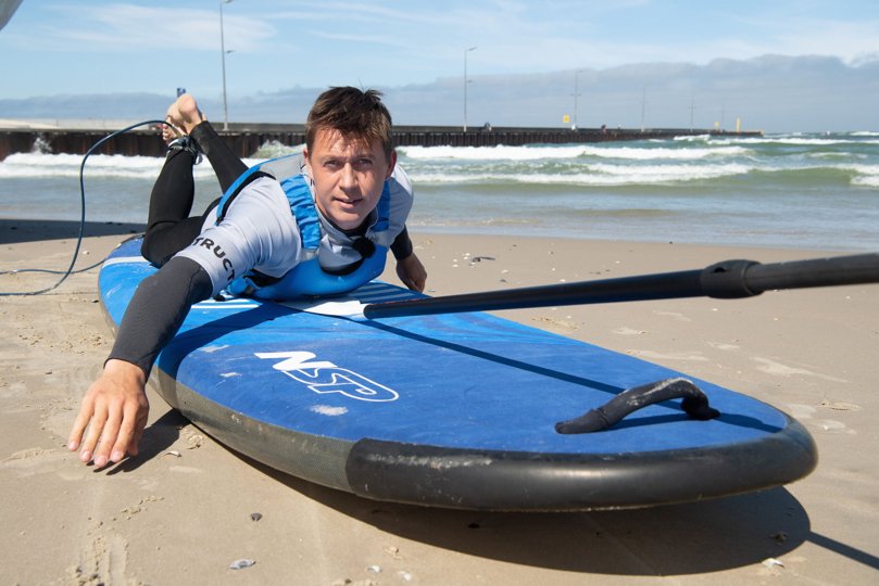 Kasper Brix har drevet surfskolen North Shore Surf i Løkken i nogle år - få en stribe gode råd til at komme sikkert i gang med SUP. Foto: Bente Poder