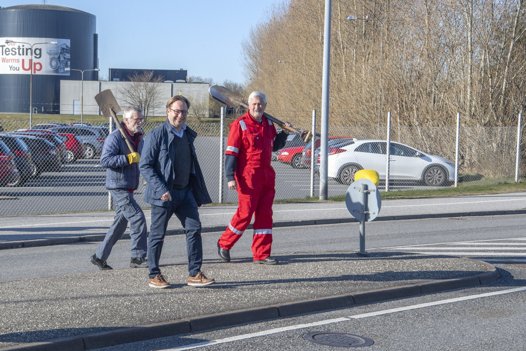 Thomas Leander og de andre medarbejdere hos MAN Energy Solutions skal kun lige krydse Hjørringvej her for at komme over på arealet, hvor der onsdag blev plantet 100 nye frugttræer. Foto: Henrik Louis <i>Foto:Henrik Simonsen</i>