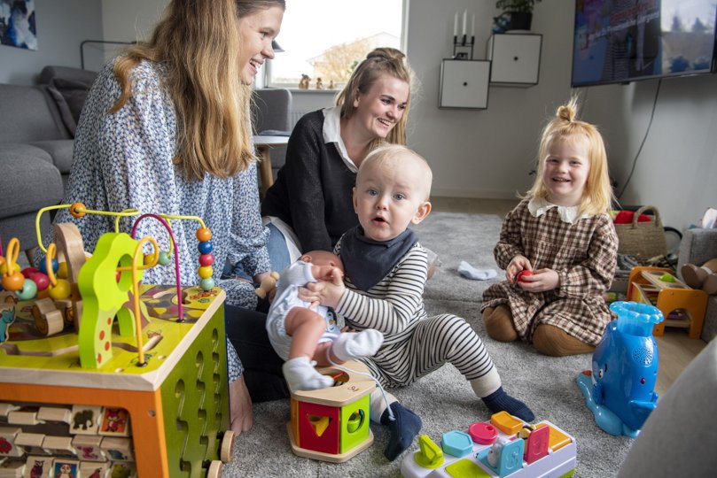 Tilde Hall Skjøt Jakobsen (tv.) med sønnen Alfred, 17 måneder og Malene Danmark med datteren Andrea, der er tre år, hygger sig med "legestue" hjemme hos Tilde, der bor i parcelhus i Hobro. De to kvinder støtter en kampagne for at indføre hjemmepasning i Mariagerfjord Kommune. - De tre første år af børnenes liv er det vigtigste, og det er vildt ærgerligt at gå glip af de bedste timer af deres dag, siger de samstemmende. Foto: Henrik Bo <i>Foto: Henrik Bo</i>