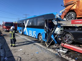 Alvorlig ulykke på motorvej: Bus stødte ind i autotransporter