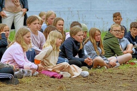 Eleverne lytter interesseret til Lene Bachs præsentation af det kommende levende laboratorium. Privatfoto