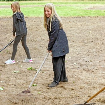 Selv om eleverne blev sat i arbejde på sidste skoledag var der alligevel plads til smil. Privatfoto
