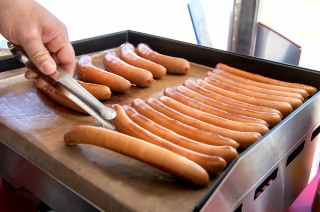 Pølsevognen serverer alt det. man kan forvente - fra ristede og hottere til lun kakao. Foto: Torben Hansen