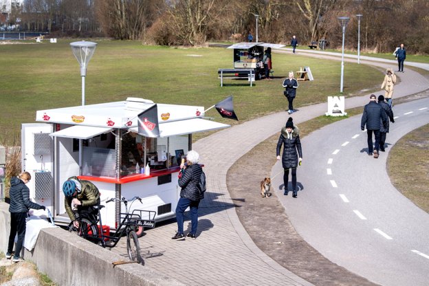 Pølsevognen flytter rundt i Nørresundby - blandt andet har den flere gange stået i Lindholm Strandpark ved Kulturbroen. Foto: Torben Hansen