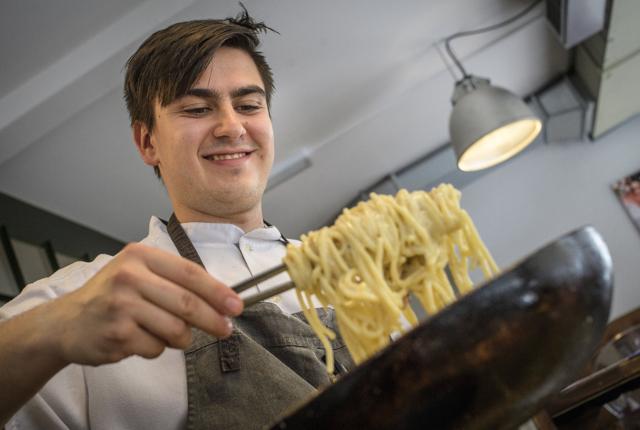 Kok på La Trapo, Luca Curto, har lært af mesteren. Simpel carbonara med blot fem ingredienser. Prøv den. Foto: Martin Damgård