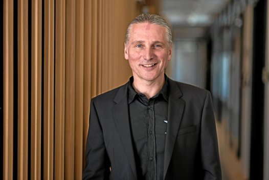 - Fordi han er inhabil, skal han jo holde sig fuldstændig fra den her sag. Det vil sige, at han ikke på nogen som helst må have noget med sagens behandling at gøre, siger Roger Buch.