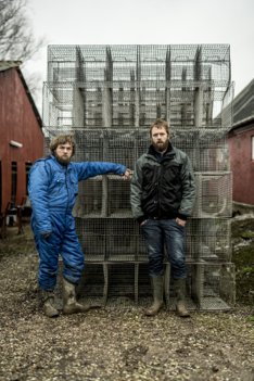 Brødrene Martin og Allan vil redde familiens minkfarm. Martin har en snedig plan. Foto: Per Arnesen / TV2