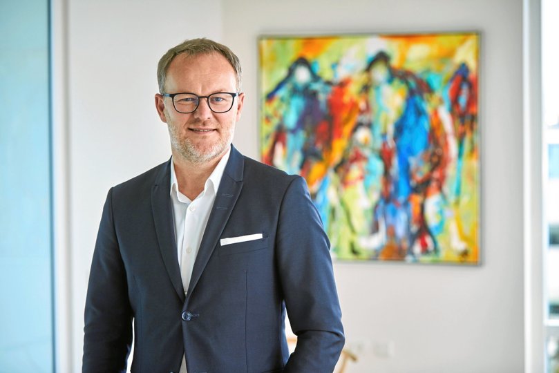 Advokat Rasmus Haugaard, formand for Erhverv Norddanmark, opfordrer politikerne til at finde sammen om at prioritere projekterne i infrastrukturplanen således, at der inden for de kommende måneder kan vedtages en anlægslov for en ny Limfjordsforbindelse.