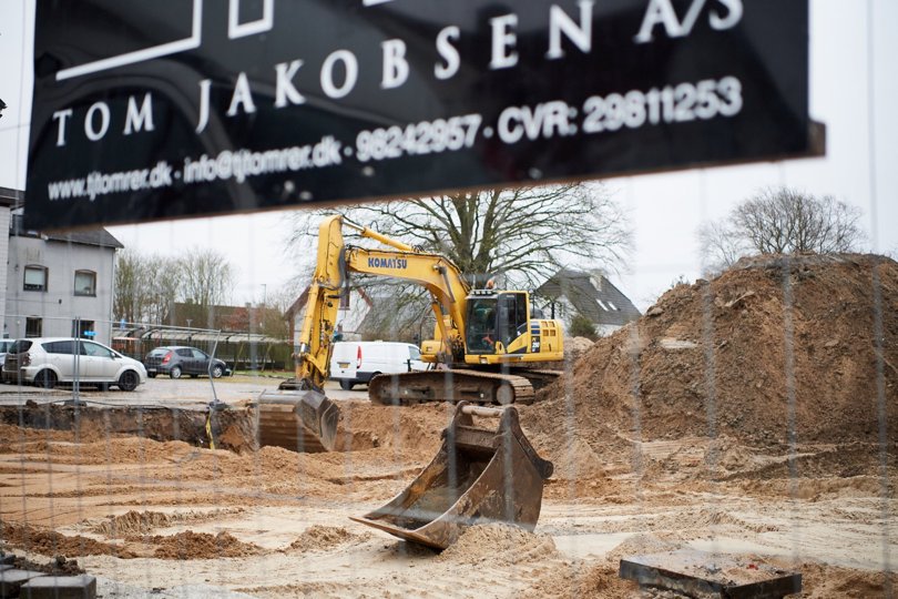 Totalentreprenør på byggeprojektet i Jernbanegade er entreprenørvirksomheden Tom Jacobsen A/S i Aabybro. Gravearbejdet blev lidt forsinket indledt midt i marts  måned.