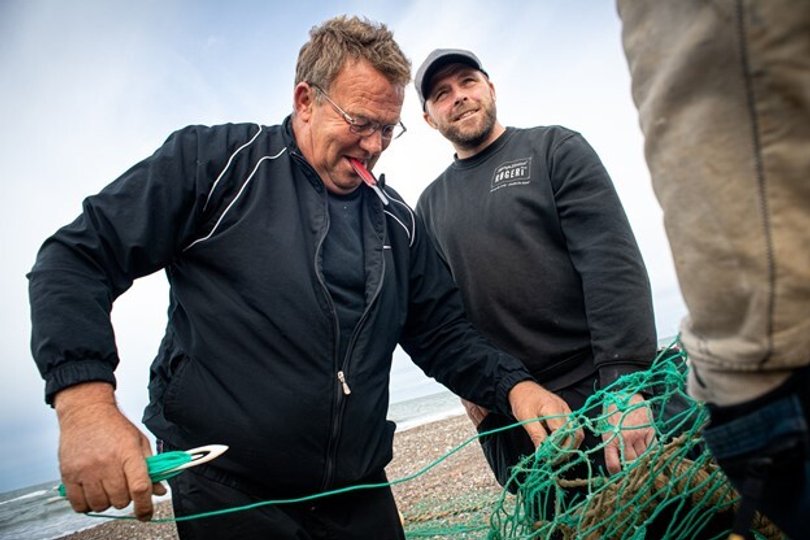 Jesper Olsen (th.) fra Thorup Strand var lidt for sent ude med sine net i år, men alligevel har prisen på den eftertragtede rogn udgjort en god sæson. Arkivfoto: Martin Damgård