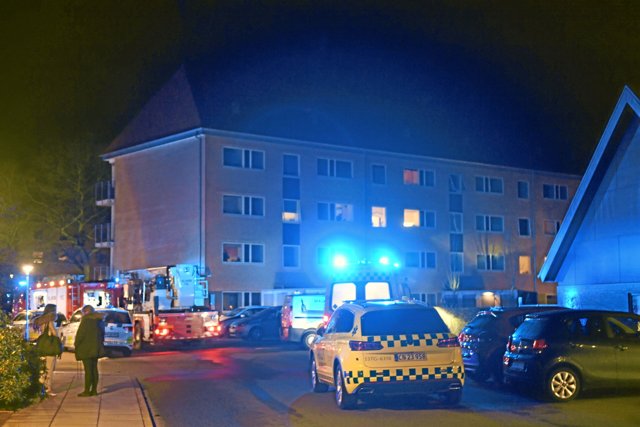 Området foran opgangen i nummer 10 på Provst Dreslers Vej i Frederikshavn var efter eksplosionen fyldt med glasskår fra de udblæste vinduer. Foto: Jan Pedersen