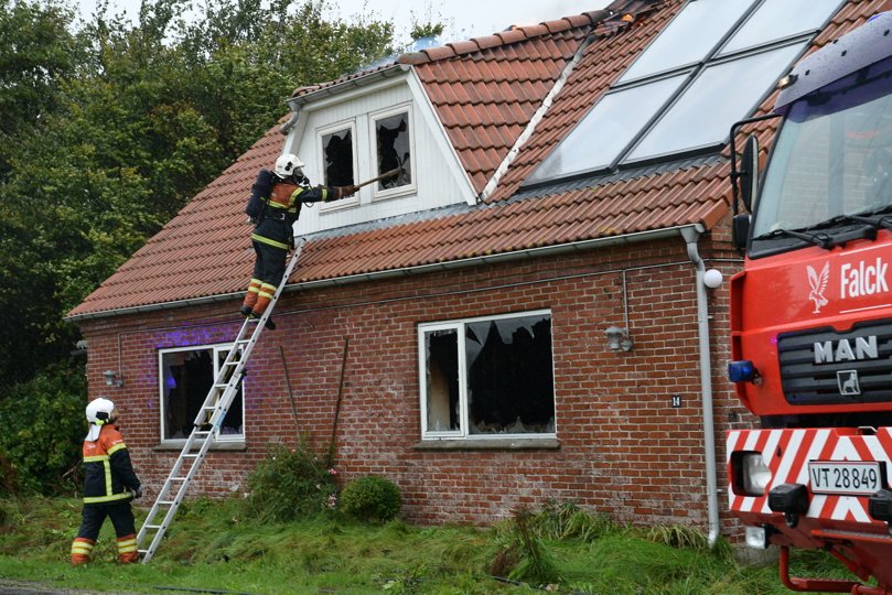 Flammerne stod op gennem taget, da beredskabet blev kaldt til Bedsted Thy. Foto: Bo Lehm <i>Bo Lehm</i>