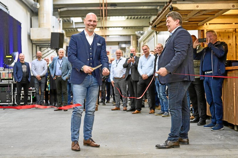 Administrerende direktør for Plastindustrien Thomas Drustrup klippede snoren til de nye produktionsfaciliteter sammen med administrerende direktør for Salling Plast Geert Skovsgaard. Privatfoto