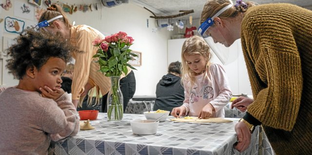 I Familienetværket kan hele familien deltage i aktiviteter og spisning. Her et billede fra en netværksaften i Aarhus. Foto: Jens Peter Engedal