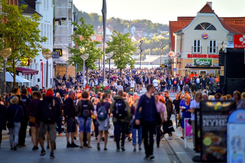 Bilfrie søndag kan blive en realitet i Aalborg, hvor udvalgte gader lukkes. Det prøvede man i Aalborg i 2017 under DGI Landsstævnet, hvor Nyhavnsgade og flere andre gader i midtbyen blev lukket i flere dage. Arkivfoto: Torben Hansen