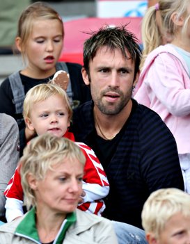 Liam Prica har tidligere haft en AaB-trøje over hovedet, da Rade Prica optrådte for klubben. Arkivfoto: Michael Koch <i>Pressefotograf Michael Koch</i>