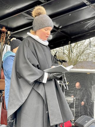 Sognepræst Sanne Birkely Sørensen var varmt påklædt til friluftsgudstjenesten. Foto: Helge Søgaard