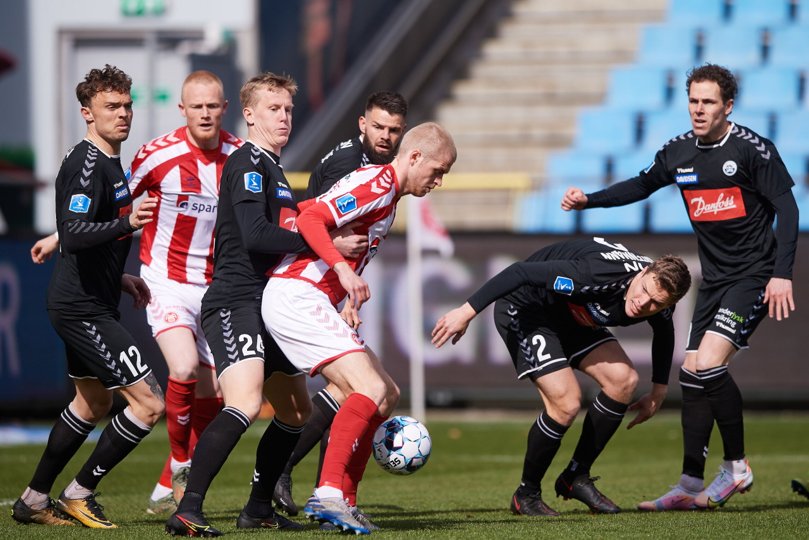 Magnus Christensen (med bolden) dukkede kronraget op til sin første startplads i sæsonen. Foto: Henrik Bo <i>Foto: Henrik Bo</i>
