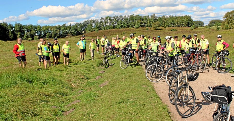 Sådan ser det typisk ud, når Mandagscyklisterne fra Hobro er af sted på cykeltur. En kaffepause skal der nemlig altid være plads til. Privatfoto