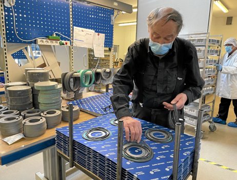 Eigil Sørensen er her i gang med at pakke varer. Eigil har været ansat i skånejob i mange år, og kunne faktisk trække sig tilbage med en folkepension, men ville gerne fortsætte med at arbejde hos Specialenheden. Foto: Jesper Bøss