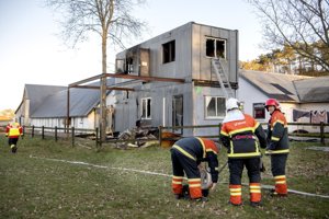 Beboelsescontainere i brand: Flammer stod ud af vinduer og døre