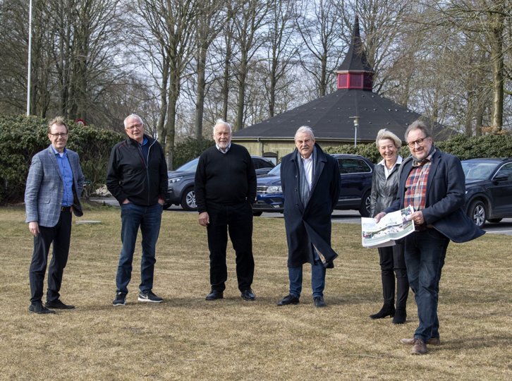 Peter Stecher, byrådsmedlem for K, og fra arbejdsgruppen Jens Arne Hedegaard, Svend Andersen, Peter Skaarup og Anni Schjønning. Til højre arkitekt Jørgen Ussing, der har lavet forslaget, som han havde med i parken. Foto: Henrik Louis