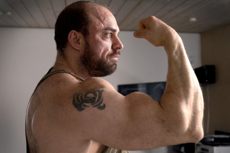 Jasper Willumsen bruger meget tid på at styrke sine muskler, men han taler ikke kun om bodybuilding. Foto: Torben Hansen