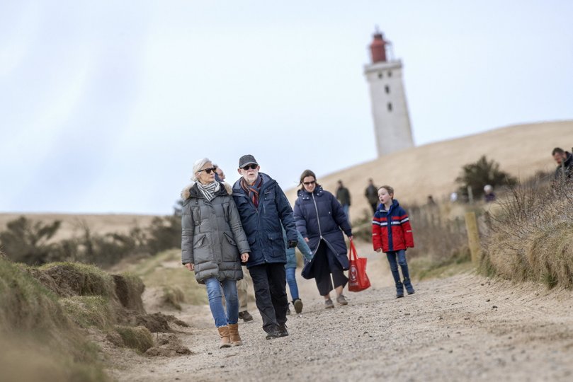 Nordjyske kunne torsdag morgen fortælle, at Rubjerg Knude Fyr er begyndt at hælde til den ene side. Det var heldigvis en aprilsnar. Foto: Torben Hansen <i>Foto: Lars Pauli</i>