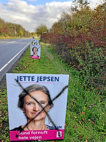 Sådan ser Jette Jepsens plakater på Næssundvej ud med krydser, hun ikke har bedt om. Privat foto