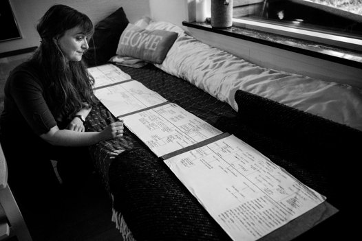Maja har noteret tidslinjen for sit sygdomsforløb på fire A3-ark. Foto: Torben Hansen