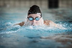 Elitesvømmer har ikke trænet i bassin i to måneder: Udtagelse til de Paralympiske Lege har givet et kæmpe boost