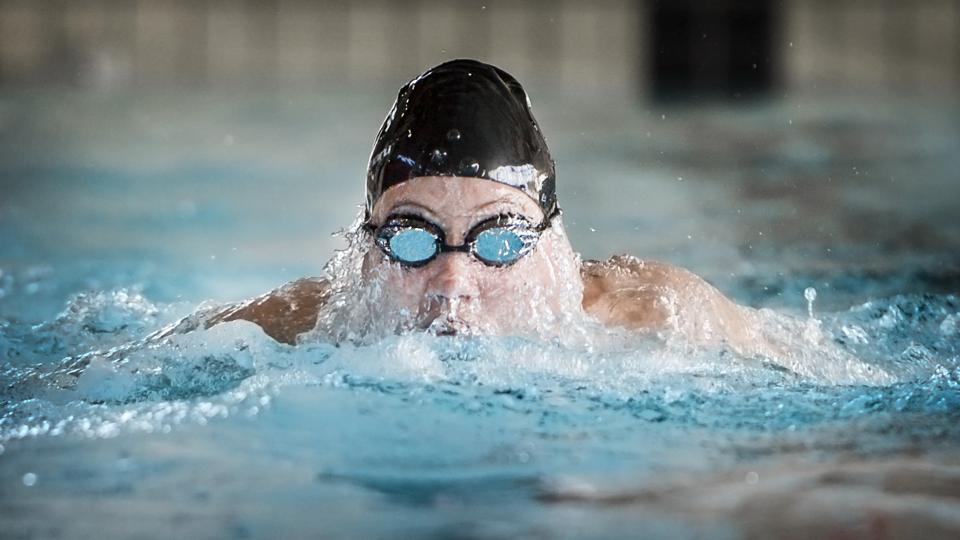 På grund af coronakrisen har svømmeren Amalie Vinther, der har spastiske lammelser i højre side, ikke kunnet træne i bassin i to måneder, og motivationen har derfor været svingende. Motivationen har nu fået et boost, for hun er udtaget til de Paralympiske Lege i Tokyo i 2021. Arkivfoto: Bo Lehm