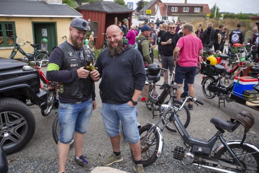 På turen er der indlagt flere pauser, hvor de mange deltagere kan få sig en øl eller en sodavand ved flere lokale virksomheder og personer, der velvilligt har budt sig til. <i>Foto: Martél Andersen</i>