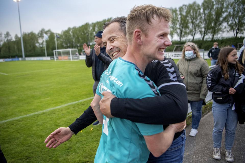 Bøje Holmsgaard Lundtoft (th.), der her fejrer Jammerbugts oprykning til 1. division i 2021, er ny daglig leder i Fortuna Hjørring. <i>Arkivfoto: Lars Pauli</i>